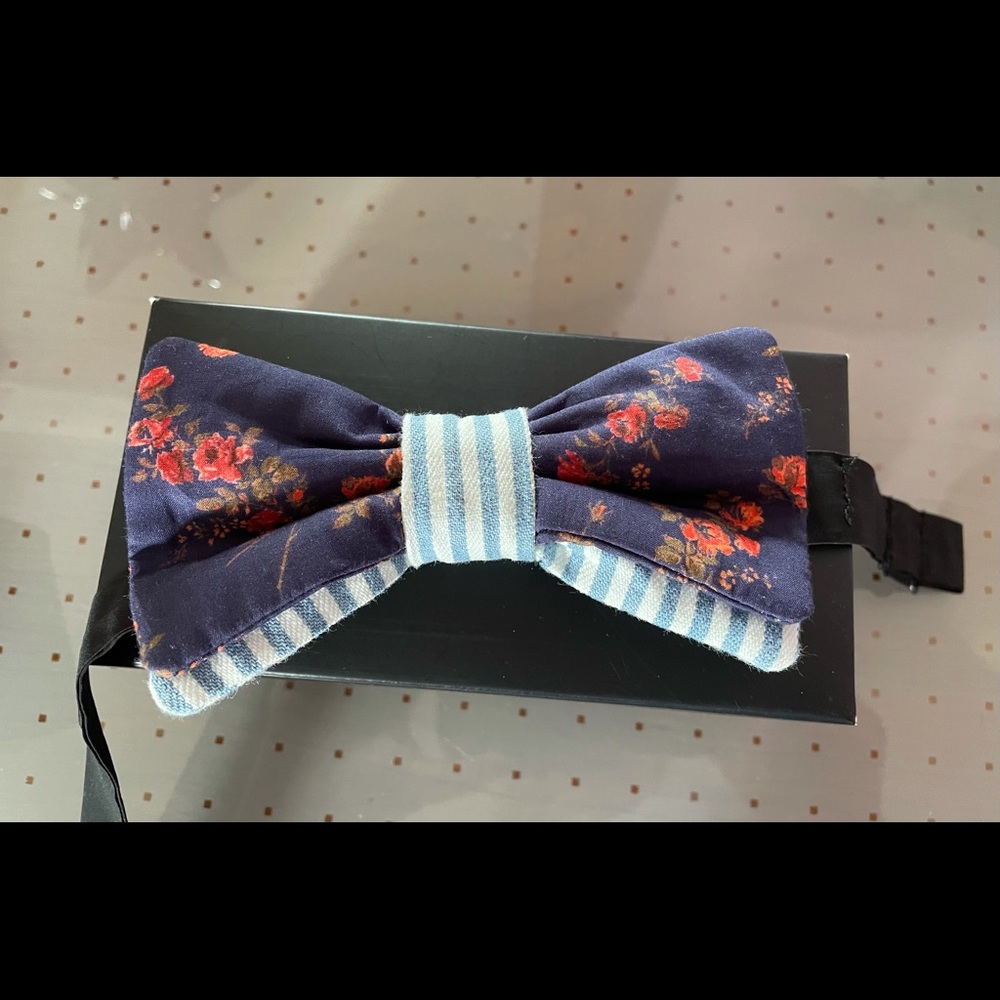 stylish pre-tied bow tie. Great for prom